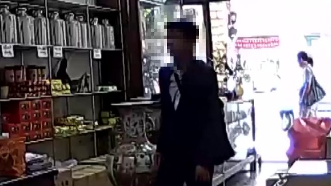 假買茶葉真偷包！斯文男秒偷走7萬元