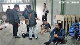 「金吉利」詐騙集團專門行騙大陸民眾，還穿公安制服與對方視訊，警方率隊前往新北市樹林區攻堅，過程中1名特勤隊員不慎墜樓，所幸經治療後並無大礙，警方一舉逮捕23名機房成員，訊後依詐欺罪送辦（翻攝畫面）