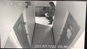 李國輝緩步走下樓。（圖／翻攝畫面）