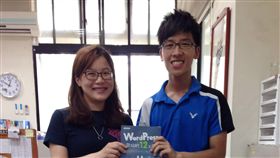 曾沉迷線上遊戲　覺醒成資訊書暢銷作家今年19歲的張正麒（右）在國中與高一時期曾沉迷於線上遊戲，許多科目的成績在及格邊緣打轉，父親怒摔電腦後喚醒他，在17歲時出版「WordPress架站的12堂課」資訊書，晉升資訊書暢銷作家。（中興大學提供）中央社記者趙麗妍傳真　106年11月23日
