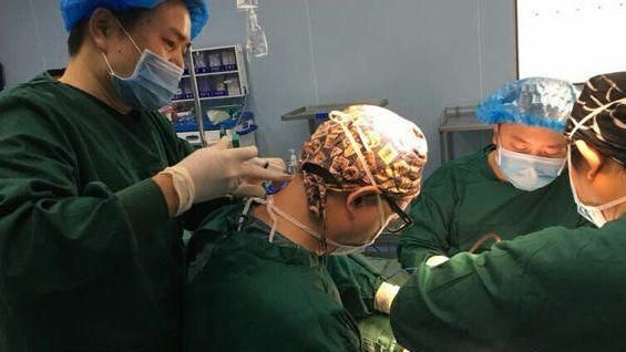 忘了救自己　醫師邊打針邊忍痛做手術