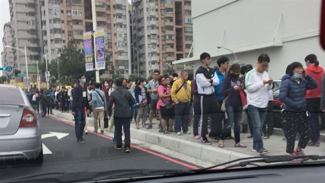 好市多購物節癱瘓交通　網驚：喪屍團