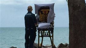 英國,昆士蘭,救護員,病患,看海（圖／翻攝自Queensland Ambulance Service臉書）