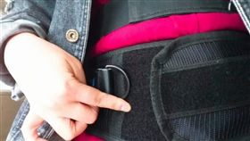 腰椎斷坐博愛座，被阿嬤逼讓座。（圖／擷取臉書爆怨公社）