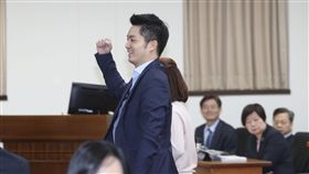 提案意外通過  蔣萬安振臂立法院社環等委員會23日聯席審查勞基法修法草案，下午先處理程序提案，國民黨籍立委蔣萬安（中）提案要求逐條討論時，主席不得限制立委發言時間，亦不能只有第一輪發言，因在場民進黨立委有異議，會議主席、民進黨籍召委林靜儀宣布點名表決，表決結果出席24人，贊成10人，反對9人，蔣萬安的提案意外獲得通過。中央社記者謝佳璋攝  106年11月23日