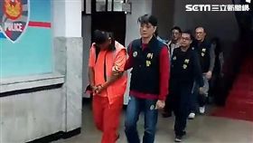 呂姓毒鴛鴦切開蘋果西打寶特瓶，上半部填滿汽水，底部則拿來裝毒品，屢次躲過查緝，卻栽在港警隊手上，訊後依毒品罪送辦（翻攝畫面）