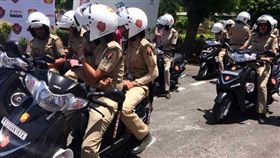 打擊性犯罪，印度德里女警摩托車隊。（圖／取自NDTV推特）https://twitter.com/ndtv/status/859305760731394048