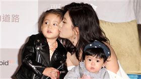 咘咘和Bo妞替賈靜雯站台。（圖／記者邱榮吉攝影）