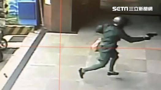 行員走太慢就開槍　搶匪作案畫面曝光