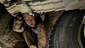 好久沒看到爸媽…2男童蜷曲藏車底　跟著客運車跑3小時
圖翻攝自搜狐
http://www.sohu.com/a/206342810_255783