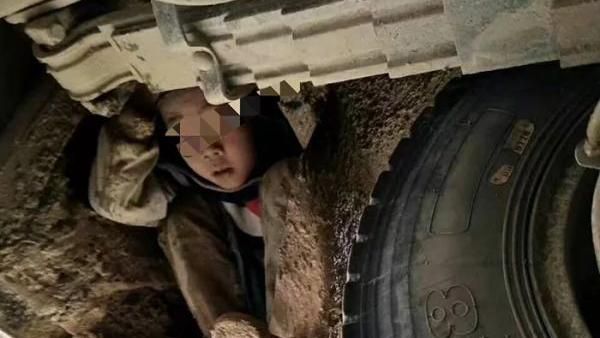 為見爸媽一面！2男童藏車底搭順風車