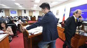 勞基法修正草案初審　發言不限時間立法院社會福利及衛生環境委員會、經濟委員會23日聯席審查勞基法部分條文修正草案，下午進入逐條審查時，主席不得限制立委發言、討論時間，國民黨立委蔣萬安（前中）表達意見。前右為民進黨立法院黨團總召柯建銘。中央社記者謝佳璋攝　106年11月23日