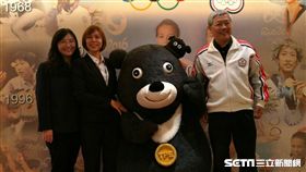 ▲「熊讚」在中華奧會英雄牆前合影。（圖／記者林辰彥攝影）