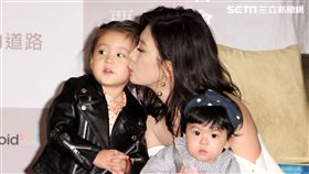 賈靜雯「賈如幸福慢點來」新書記者會，二個萌娃咘咘、波妞首次公開現身，力挺媽媽一舉手一投足，擄獲大家的心。（記者邱榮吉/攝影）