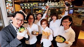 名家／商業周刊／台灣銘物執行長林聖豪（左1）帶領黑面蔡再起，目前在誠品、南港車站等全台賣場美食街，開出十五家直營據點。（勿用）