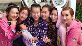 胡杏兒大方分食母奶給閨密喝。（圖／翻攝自胡杏兒微博）