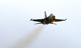 新竹空軍基地開放　IDF雨中展特技