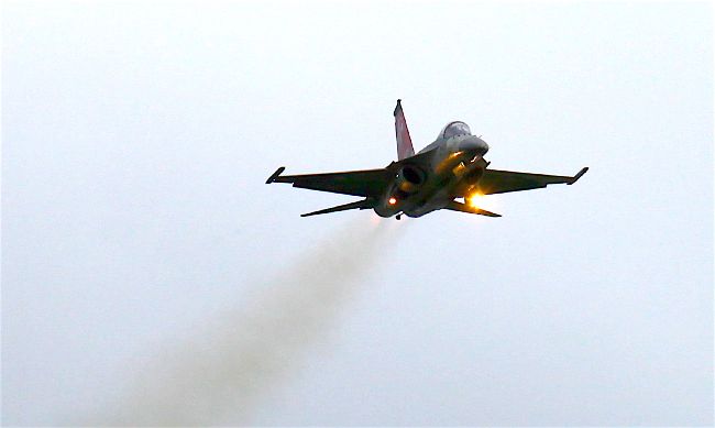 新竹空軍基地開放　戰機雨中炫技