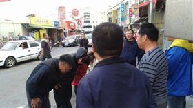 「等太久不爽」亮刀砸店　牛排哥夫妻道歉了(圖/爆料公社)