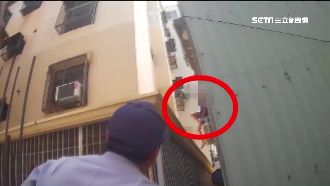 男爬高樓抗議　神警用雞腿便當勸降