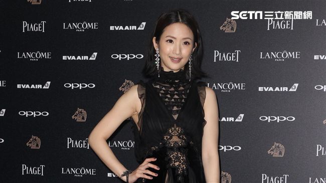 神秘地帶若隱若現！林依晨手狂遮薄紗