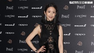 神秘地帶若隱若現！林依晨手狂遮薄紗