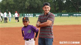 林子偉指導徐生明少棒球員。（圖／記者王怡翔攝）