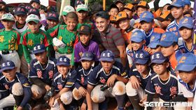 林子偉指導徐生明少棒球員。（圖／記者王怡翔攝）