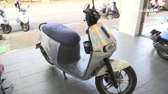 發出七彩雷射光　電動機車夯貼炫彩膜