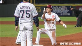 日職東區聯隊樂天田中和基遭到牽制出局。 圖／記者林敬旻攝