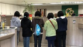 合作金庫竹塹分行行員賴偉達（50歲）招魂現場照，左為賴男女兒，中間3人為賴男姊姊，右邊為賴男妹妹。（駐地記者攝影）