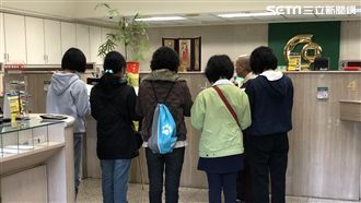 父遭搶匪射殺　16歲女招魂下跪痛哭