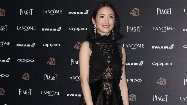 最佳胯下獎？林依晨手狂遮神秘三角洲