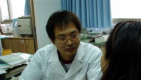 澎湖仁醫侯武忠辭世　地方哀悼不捨曾獲醫界最高榮譽「醫療奉獻獎」的澎湖慢性病防治所長侯武忠，今年2月發現罹患胰臟癌，日前不敵病魔辭世，得年55歲。他臨終前除了對離島醫療看診念念不忘，並交代要回到最愛的家鄉，家屬也遵照意願運返澎湖，地方各界聞訊同表驚訝與惋惜。（資料照片）中央社　106年11月24日