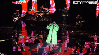 陸樂團神秘打扮登台　網驚：什麼鬼？