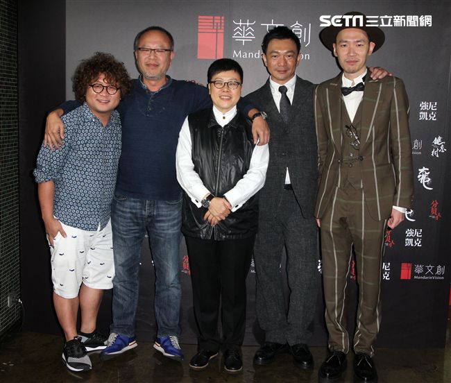 大佛普拉斯獲的54金馬最佳劇情片、最佳新導演、最佳改編劇本、強尼.凱克瑞馬席丹獲得金馬54最佳新演員獎，一起慶功宴。（記者邱榮吉/攝影）