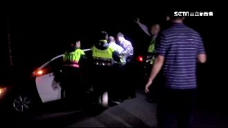 毒蟲爬基地台偷電線　警民齊圍捕就逮