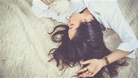 性感,孤獨,孤單,女生,性侵,睡覺,放鬆(圖/pixabay)