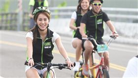 ▲初次體驗大型單車活動的加油大使林尹樂（左）成功完騎20公里。（圖／主辦單位提供）