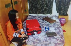 警方循線前往出租套房逮捕趙女及許姓嫖客。（圖／翻攝畫面）