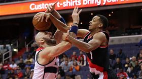 ▲C.J. McCollum（右）今日末節跳出連砍7分，助拓荒者逆轉勝。（圖／路透社／達志影像）