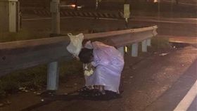 不少人都有在停等紅燈時，搖下車窗買玉蘭花的經驗。日前有網友看到一位賣玉蘭花的婆婆，穿著一件輕便雨衣在路邊累到睡著，他好心掏1000元把她剩下的玉蘭花買下來，還暖心表示，「希望她能早點回家休息！」（圖／翻攝自爆廢公社）