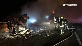 男害2小貨車追撞　瞬間起火燒剩骨架