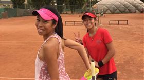 ▲謝淑薇（左）與謝淑映攜手奪下夏威夷公開賽后冠。（資料照／翻攝自謝淑薇臉書）