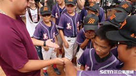 胡智為為徐生明少棒賽開球。（圖／記者王怡翔攝）