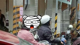 機車騎士轉頭狠瞪　真相讓網友笑翻了