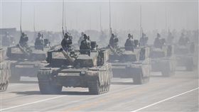 中共19大　習近平提建軍目標及時間表習近平在中共第19次全國代表大會上發表的報告中，提及「堅持走中國特色強軍之路，全面推進國防和軍隊現代化」。圖為共軍慶祝90週年在朱日和基地舉辦閱兵。（中新社提供）中央社　106年10月22日