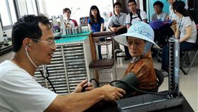 侯武忠醫師辭世　離島巡迴看診成絕響（1）澎湖仁醫侯武忠（左），因不敵病魔辭世，侯醫師生前不定期開船赴離島巡迴看診。圖為離島鄉親等待看診情形。（侯武忠家屬提供）中央社　106年11月26日