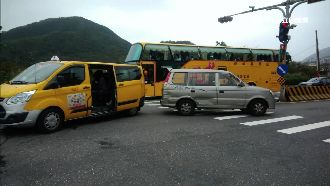 獨／違規迴轉三連撞　小黃慘變夾心餅