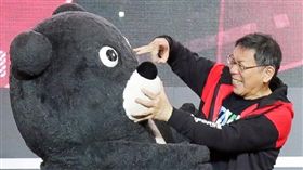 今（26）日台北市長柯文哲出席「2017臺北盃電競大賽總決賽頒獎典禮」，沒想到在頒獎過程中柯P還偷彈台北市市政府吉祥物「熊讚」鼻子，讓「熊讚」PO文討拍，「想不起來這是柯p市長第幾次彈我的熊鼻…」（圖／翻攝自熊讚Bravo臉書）